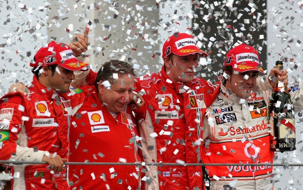 Felipe Massa, Jean Todt, Kimi Raikkonen e Fernando Alonso no pódio do GP do Brasil, que marcou o título do finlandês (Foto: Getty Images)