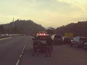 PRF multa motoristas estacionados no acostamento de rodovia. (Foto: Divulgação/PRF)