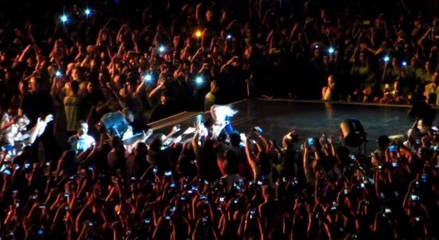 2 Beyoncé é puxada por fã durante show em São Paulo (Foto: Youtube / Reprodução)