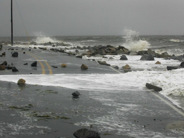 Com mar revolto, trecho de estrada é interdita em Alligator Point, na Flórida (Foto: Phil Sears/Reuters)