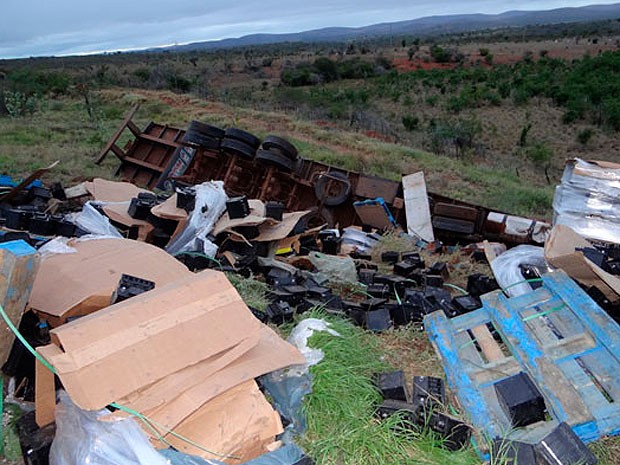 Caminhão carregado de bateria tomba na BR-030, sudoeste da Bahia (Foto: Wilker Porto/ Brumado Agora)