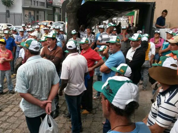 Trabalhadores rurais se concentram em frente ao Incra, em Curitiba, e pedem agilidade na reforma agrária (Foto: Luiz Fernando Martins/ RPC TV)