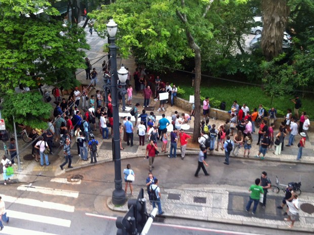 Manifestantes se reúnem em frente à sede da Secretaria da Segurança Pública, no Centro de São Paulo (Foto: Tatiana Santiago/G1)