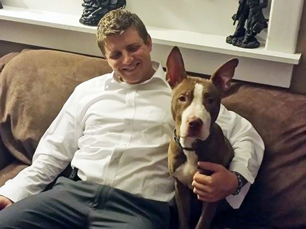 Jacob Montgomery ao lado de seu cão Dexter, encontrado nove dias após tornado em Washington, Illinois, Estados Unidos (Foto: AP Photo/Illinois National Guard)
