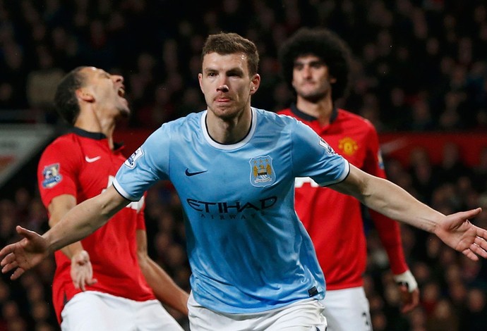 Dzeko comemora, Manchester United x Manchester City (Foto: Reuters)