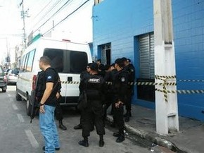 Reconstituição é feita no bar onde agente foi baleado (Foto: Lucas Leite/G1)