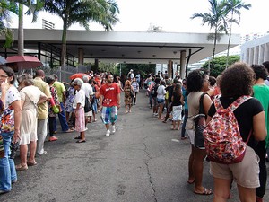 Fila no TCA para compra de ingressos a R$ 1, Salvador, Bahia (Foto: Gabriel Gonçalves/ G1)
