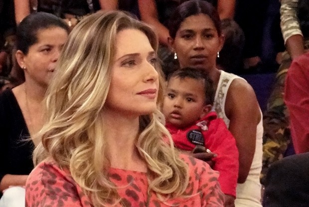 Letícia Spiller conversa com Regina Casé (Foto: Esquenta! / TV Globo)