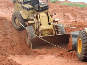 Trator desceu e atingiu um funcionário (Foto: Stephanie Fonseca/G1)