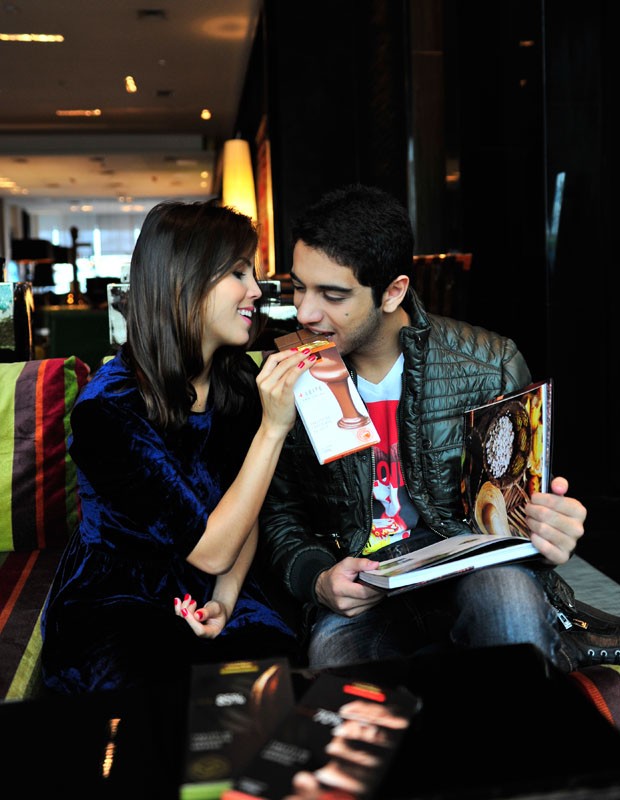 No lounge do W Hotel, Pérola deu seu pedaço de chocolate + Leite 28% da Cacau Show ao namorado (Foto: Marcia Tavares)
