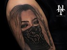 Rafaella Santos tatua o próprio rosto no braço