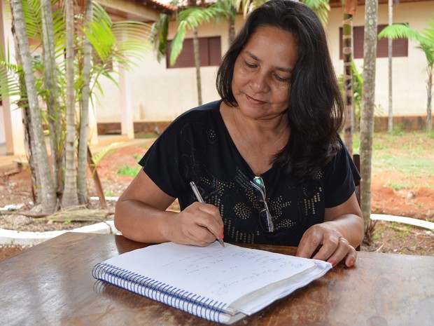 Olímpia faz Enem há três anos e quer cursar pedagogia ou letras (Foto: Leile Ribeiro/G1)