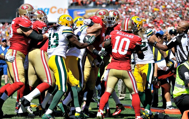 Confusão San Francisco 49ers x Green Bay Packers NFL (Foto: Agência AP)