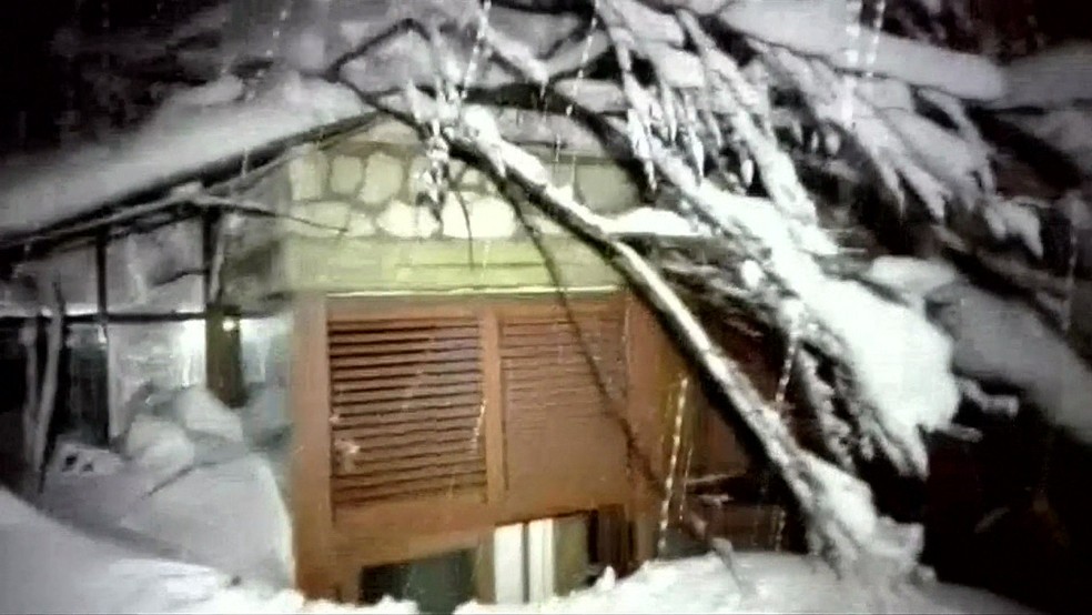 Imagem mostra hotel coberto pela neve na Itália (Foto: Reprodução/TV Globo)