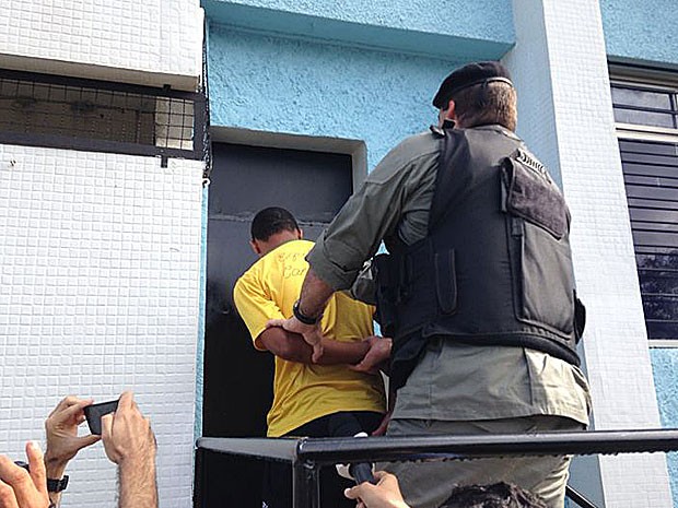 Suspeito de envolvimento com morte de torcedor no Recife é levado ao DHPP (Foto: Débora Soares / G1)