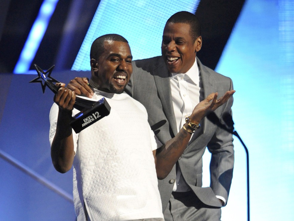 Kanye West e Jay-Z com o troféu vencido na categoria melhor grupo no BET Awards 2012 (Foto: Phil McCarten/Reuters)