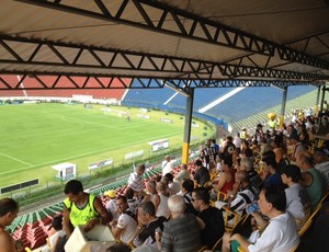 Torcida do Tupi se abriga na arquibancada coberta antes da partida contra o Guarani-MG (Foto: Camila Saenz / GLOBOESPORTE.COM)