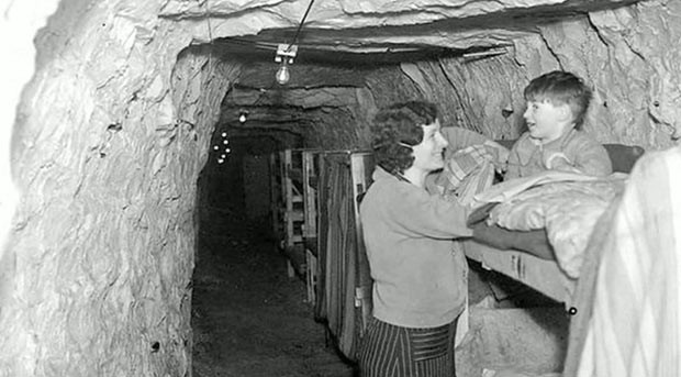 Mais de 26 mil pessoas se refugiaram em túneis de Ramsgate para escapar de bombardeios alemães. (Foto: BBC)