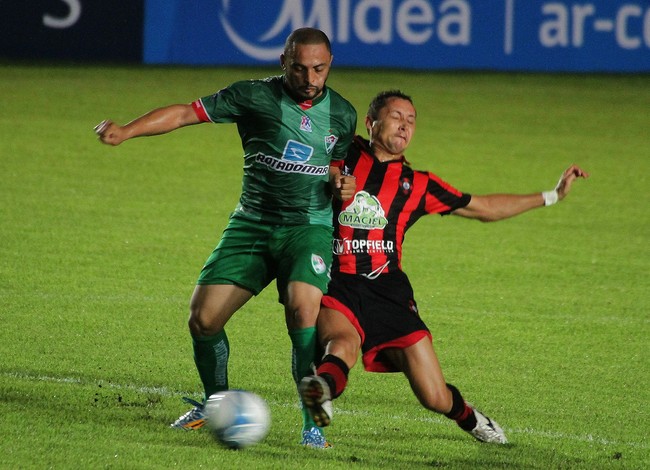 Lance da partida entre Moto e Salgueiro pela copa do Nordeste (Foto: Biné Morais / O Estado)