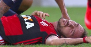 Mancuello apagou no gramado após choque de cabeça - Flamengo x San Lorenzo (Foto: Reprodução) Mancuello apagou no gramado após choque de cabeça - Flamengo x San Lorenzo (Foto: Reprodução)