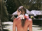 Candice Swanepoel posa de topless e exibe marquinha de biquíni