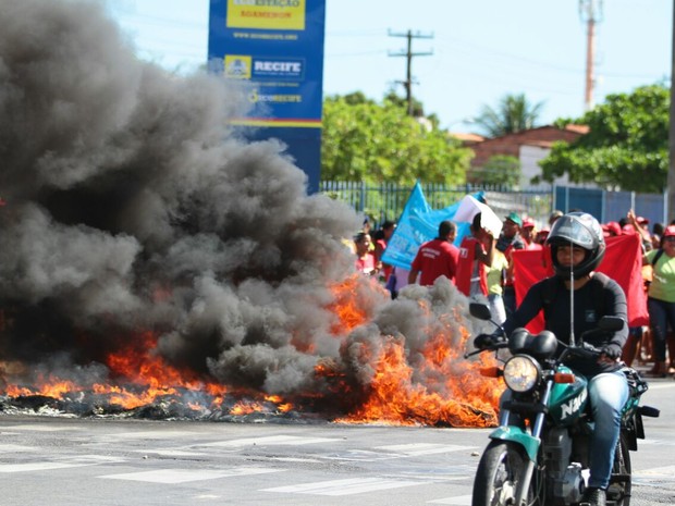 Manifestantes fecham cruzamento da Avenida Agamenon Magalhães com Rua Odorico Mendes no Recife (Foto: Marlon Costa/Pernambuco Press)