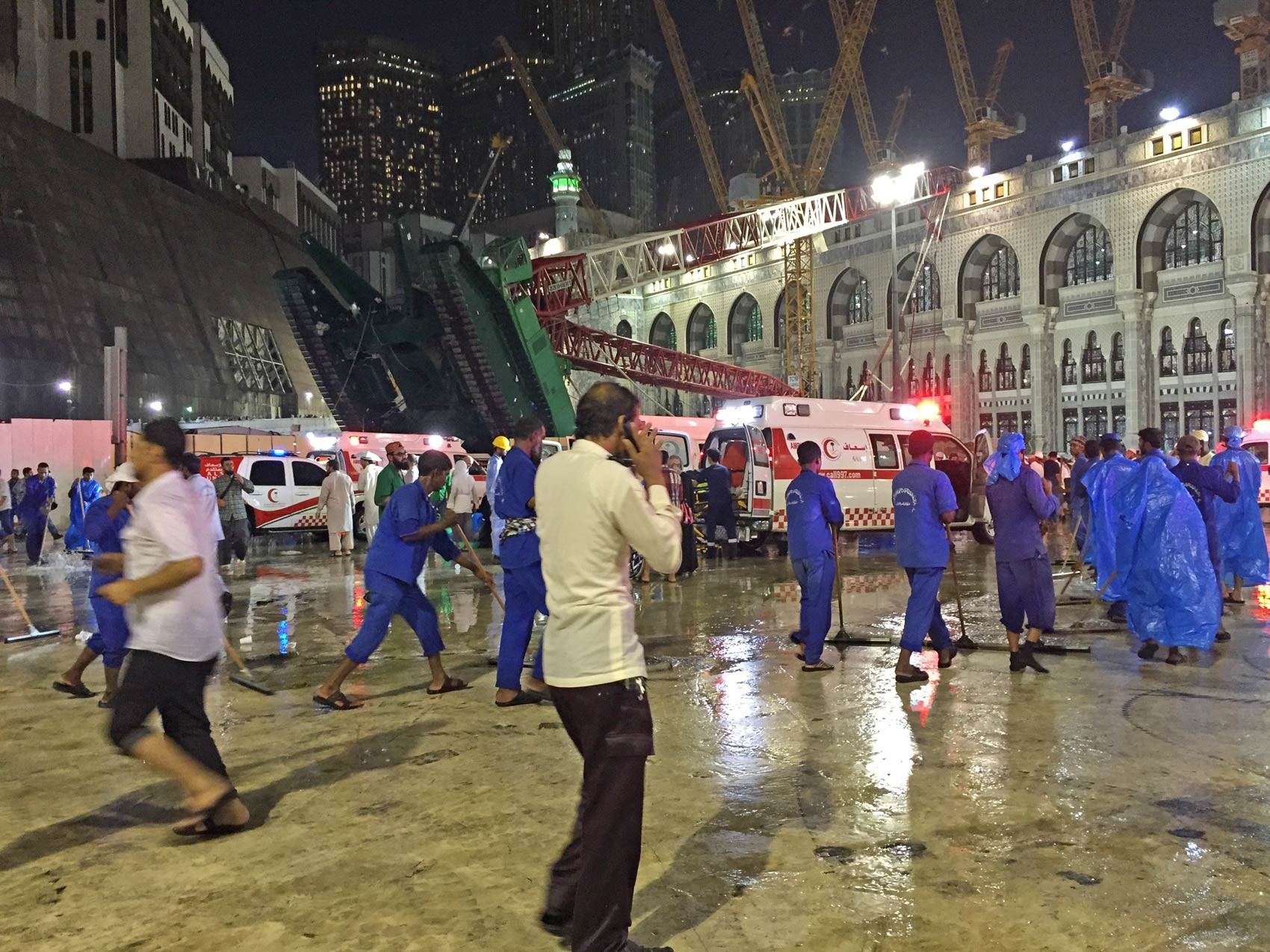 Ambulâncias são vistas ao redor de um guindaste que tombou na Grande Mesquita de Meca, Dezenas de pessoas morreram após um guindaste cair na mesquita que fica na Arábia Saudita, segundo a autoridade de Defesa Civil do país (Foto: Ozkan Bilgin/Anadolu Agency/Getty Images)