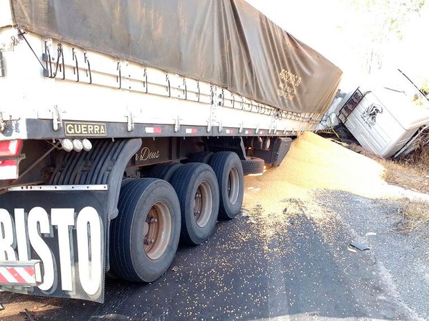 Acidente com carreta na BR-242, na Bahia (Foto: Blog do Sigi Vilares)