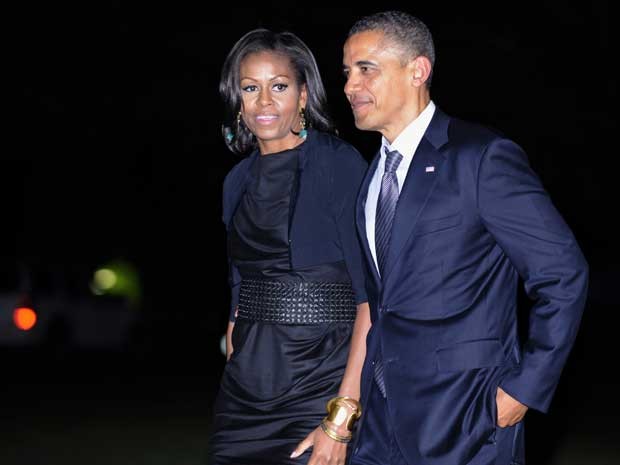 Presidente Barack Obama, e sua mulher, Michelle, retornam à Casa Branca, em Washington, na madrugada desta sexta-feira (15), após encontro com estrelas de Hollywood em Nova York. (Foto: Susan Walsh / AP Photo)