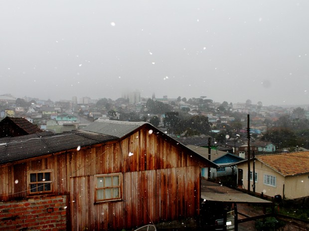 Neve forte caiu por cerca de cinco minutos nesta manhã (Foto: Dionata Costa/São Joaquim Online)