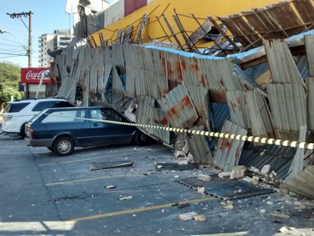 Veículos estacionados foram atingidos pelo desabamento da fachada da loja (Foto: Gelson Netto/G1)