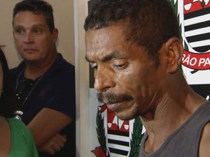 Homem agrediu dona de casa com um pedaço de madeira em Guarujá, SP (Foto: Reprodução / TV Globo)