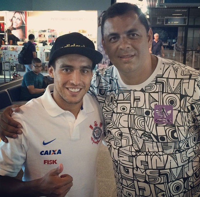 Jadson tieta ex-Exaltasamba em aeroporto da Bahia: 'Sempre humilde'