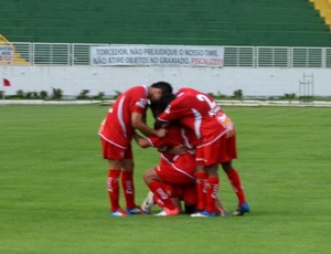 Jogadores do Boa Esporte comemoram um dos gols (Foto: Tiago Campos / Globoesporte.com)