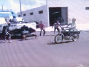 Imagens mostram momento em que motociclista é supreendido por corda de aço em Jaboticabal (Foto: Reprodução/EPTV)