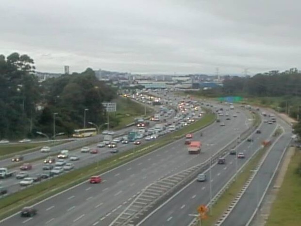 Rodovia Ayrton Senna tem tráfego lento do km 21 ao km 11, sentido São Paulo, devido ao excesso de veículos. (Foto: Reprodução/Ecopistas)