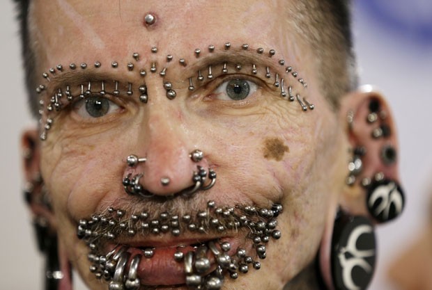 Rolf Buchholz, de 56 anos, recordista de piercings, participa de convenção de tatuagem em Atenas (Foto: Thanassis Stavrakis/AP)