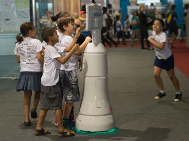 R1T1 entretém crianças em feira de tecnologia. (Foto: Marcelo Camargo/Agência Brasil)