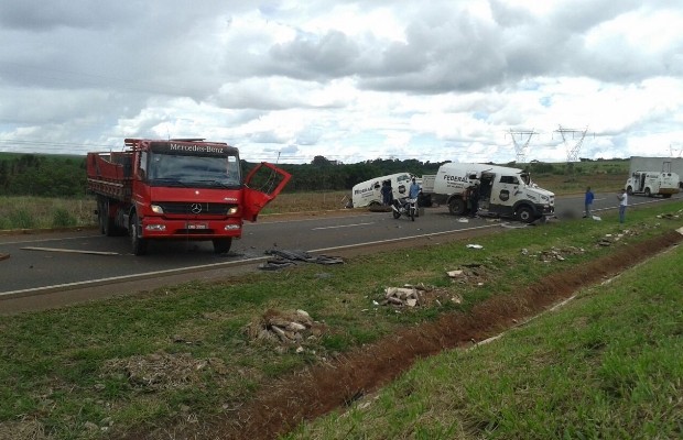 Quadrilha rouba dois carros-fortes na BR-153, entre Morrinhos e Goiatuba, em Goiás (Foto: Arquivo Pessoal/Luciano )