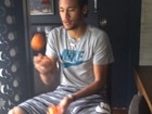 Neymar ensina filho a fazer malabarismo com laranjas 