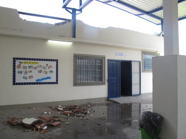 Prédio do refeitório destruído: força do vento arrancou telhado e abriu rachaduras no teto e nas paredes (Foto: Alba Valéria Mendonça/ G1)