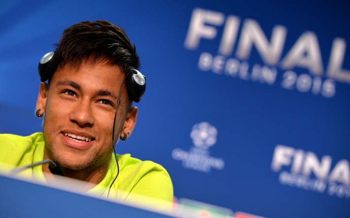 Neymar em coletiva do Barcelona (Foto: AP)