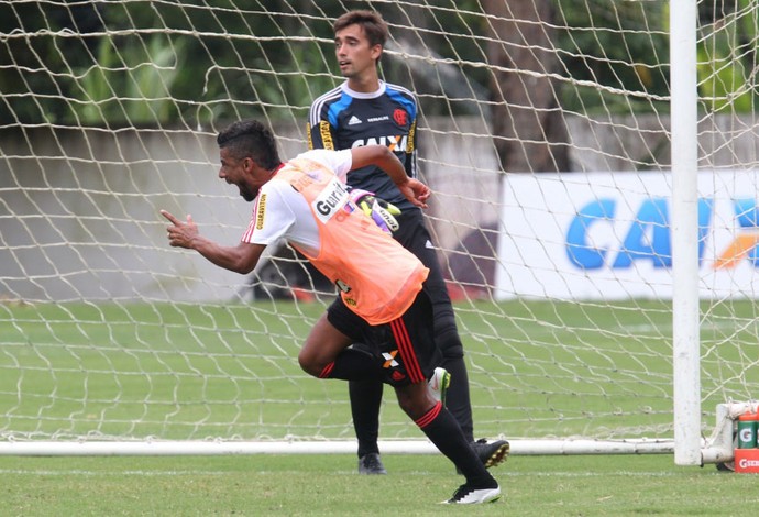 Léo Moura comemora gol no rachão Flamengo (Foto: Gilvan de Souza / Flamengo)