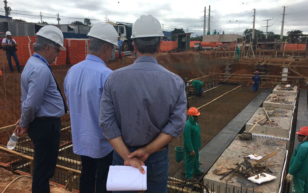 Presidente da Caesb, Maurício Ludovice, e governador Rodrigo Rollemberg vistoriam as obras para captação da bacia do Bananal, no Parque Nacional de Brasília (Foto: Luiza Garonce/G1)