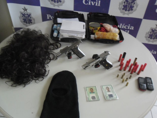 Material apreendido com quadrilha suspeita de assaltar banco na Bahia (Foto: Divulgação/PC)