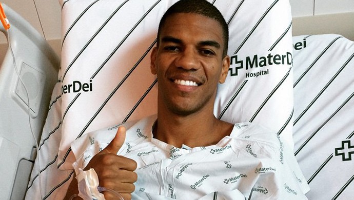 Leonardo Silva após passar por cirurgia no dedo  (Foto: Reprodução/Instagram)