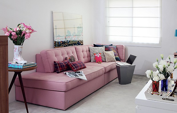 Na sala projetada pelo escritório Arquitetura Paralela, o sofá rosa é o destaque. Sem braços, ainda vira cama para hóspedes (Foto: Evelyn Müller / Casa e Jardim)