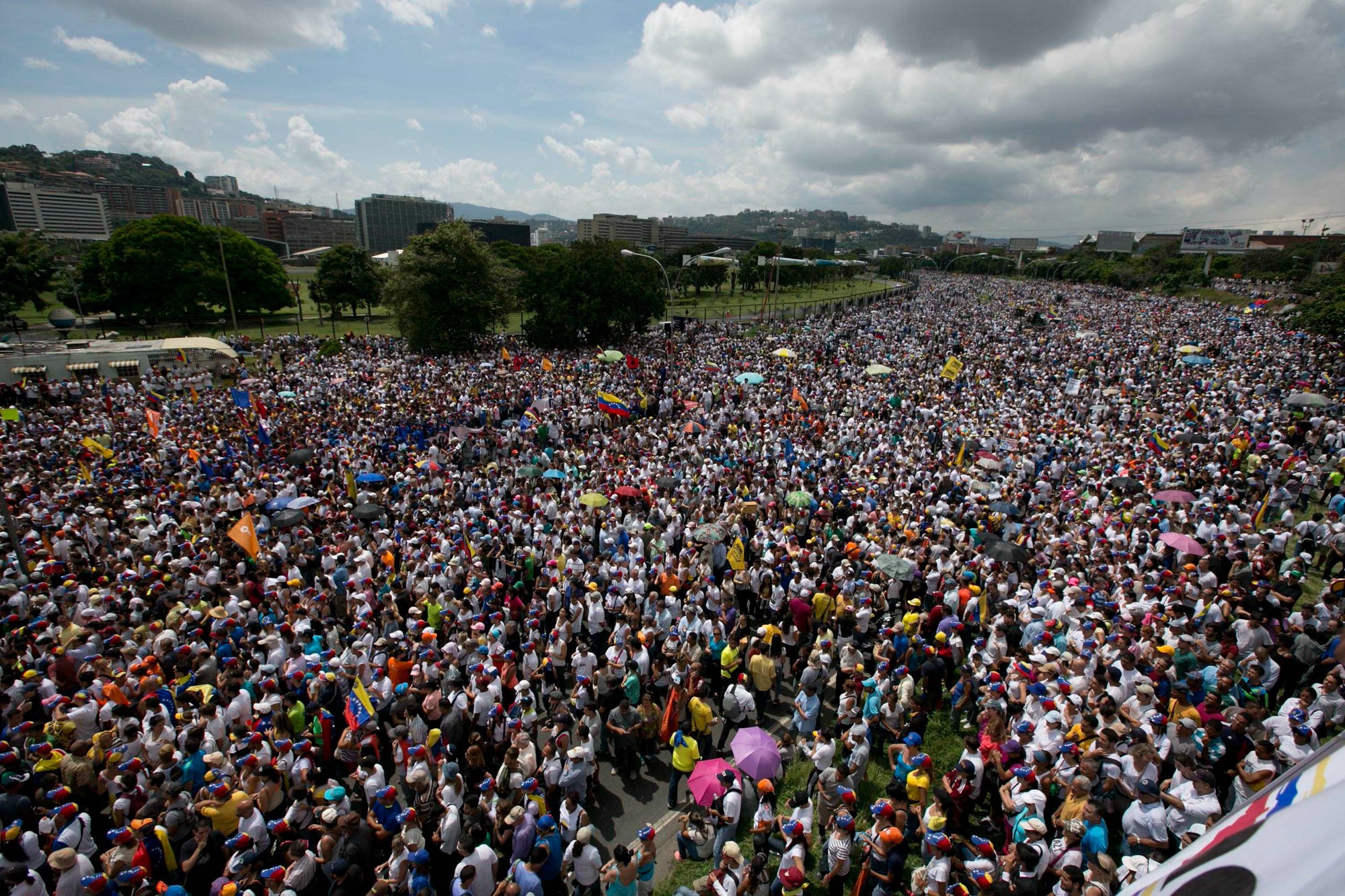Grupo de pessoas tomam uma estrada durante um protesto contra o presidente Nicolas Maduro em Caracas, na Venezuela (Foto: Ariana Cubillos/AP)