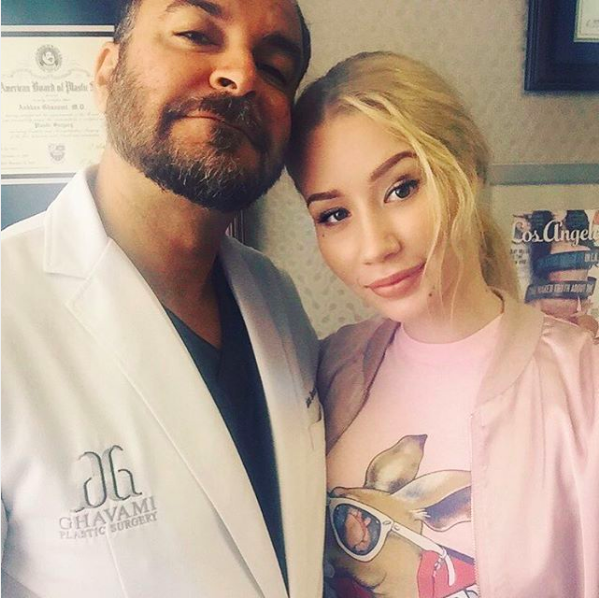 A cantora Iggy Azalea com o seu cirurgião plástico (Foto: Instagram)