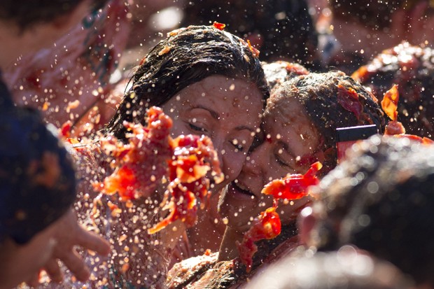 Evento ocorrido em Amsterdã, na Holanda, foi inspirado na tradicional 'La Tomatina', que acontece todo ano na Espanha (Foto: Peter Dejong/AP) Evento ocorrido em Amsterdã, na Holanda, foi inspirado na tradicional 'La Tomatina', que acontece todo ano na Espanha (Foto: Peter Dejong/AP)